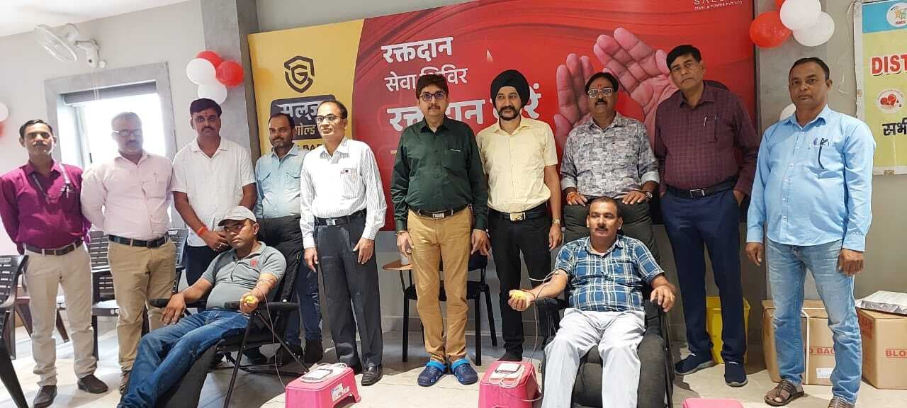 Giridih News: सलूजा गोल्ड में लगा रक्तदान शिविर, 107 यूनिट रक्त संग्रह