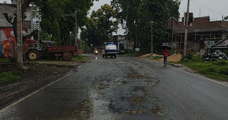 बाबूपुर मोड़ के पास गड्ढा बना हादसे का कारण, ग्रामीणों में आक्रोश