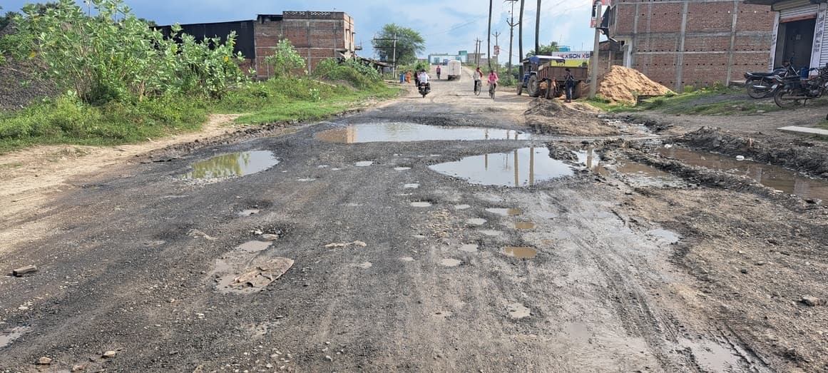 गड्ढों में तब्दील हुआ पिरोजपुर-मेहरमा मुख्य मार्ग
