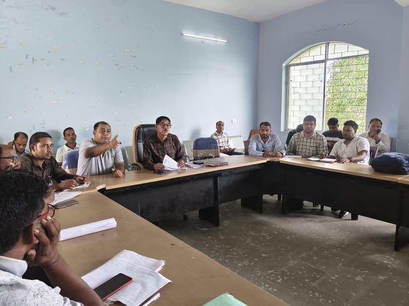 आवास योजनाओं में तेजी लायें, लाभुकों को करें जागरूक : बीडीओ