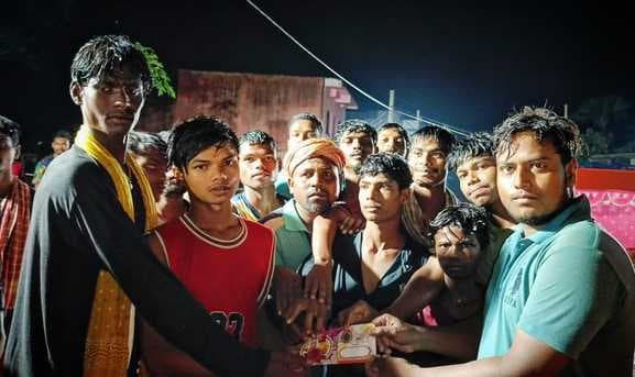 मटका फोड़ प्रतियोगिता में बैजनाथपुर के युवाओं ने मारी बाजी