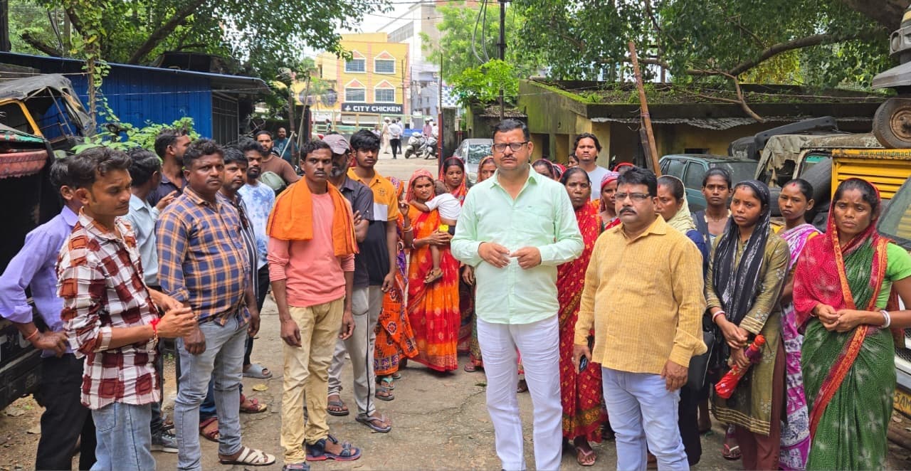 Jamshedpur News : लॉटरी और शराब के अवैध कारोबार के खिलाफ उलीडीह थाना में प्रदर्शन