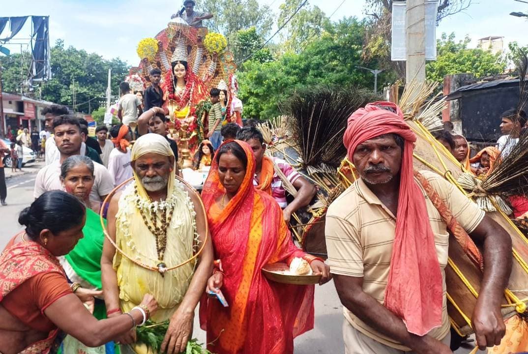 गाजे-बाजे के साथ निकली बिहुला-विषहरी प्रतिमा विसर्जन शोभा यात्रा