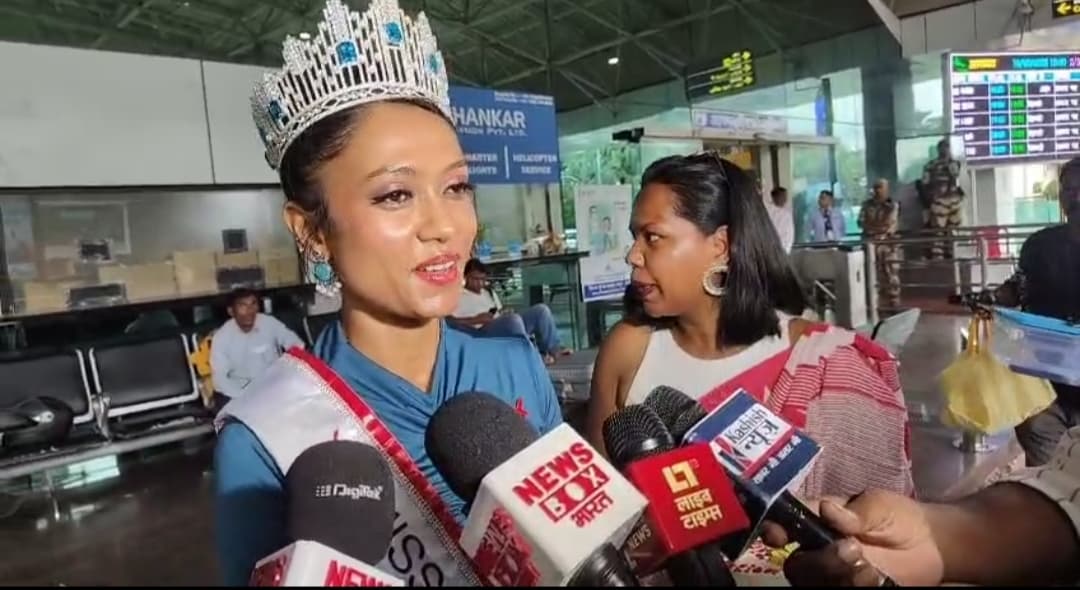 Ranchi News : मिस यूनिवर्स इंडिया के टॉप-10 में पहुंची रिया तिर्की रांची लौटी