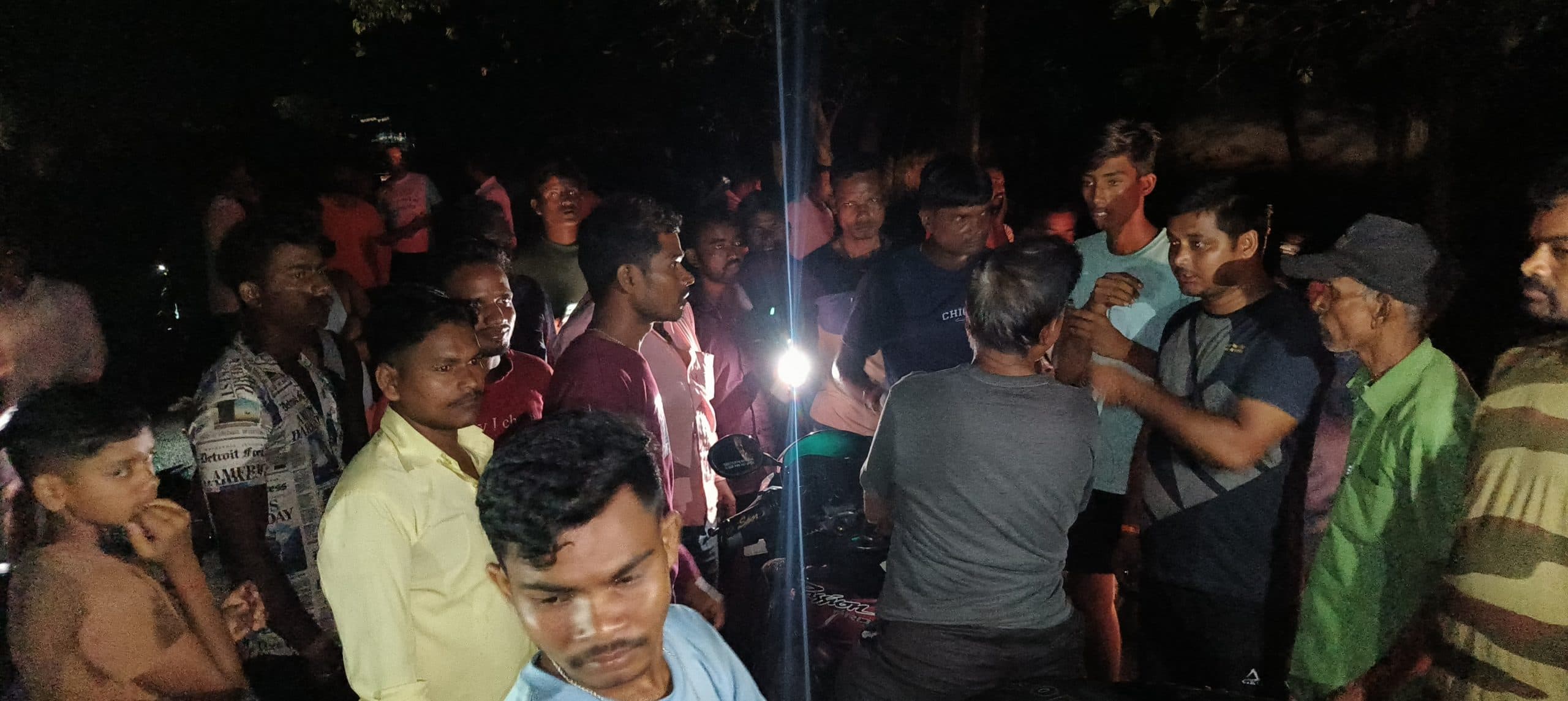 Dhanbad News : सोनरिया सब स्टेशन में ग्रामीणों ने की तोड़फोड़, कर्मियों को पीटा, जड़ा ताला