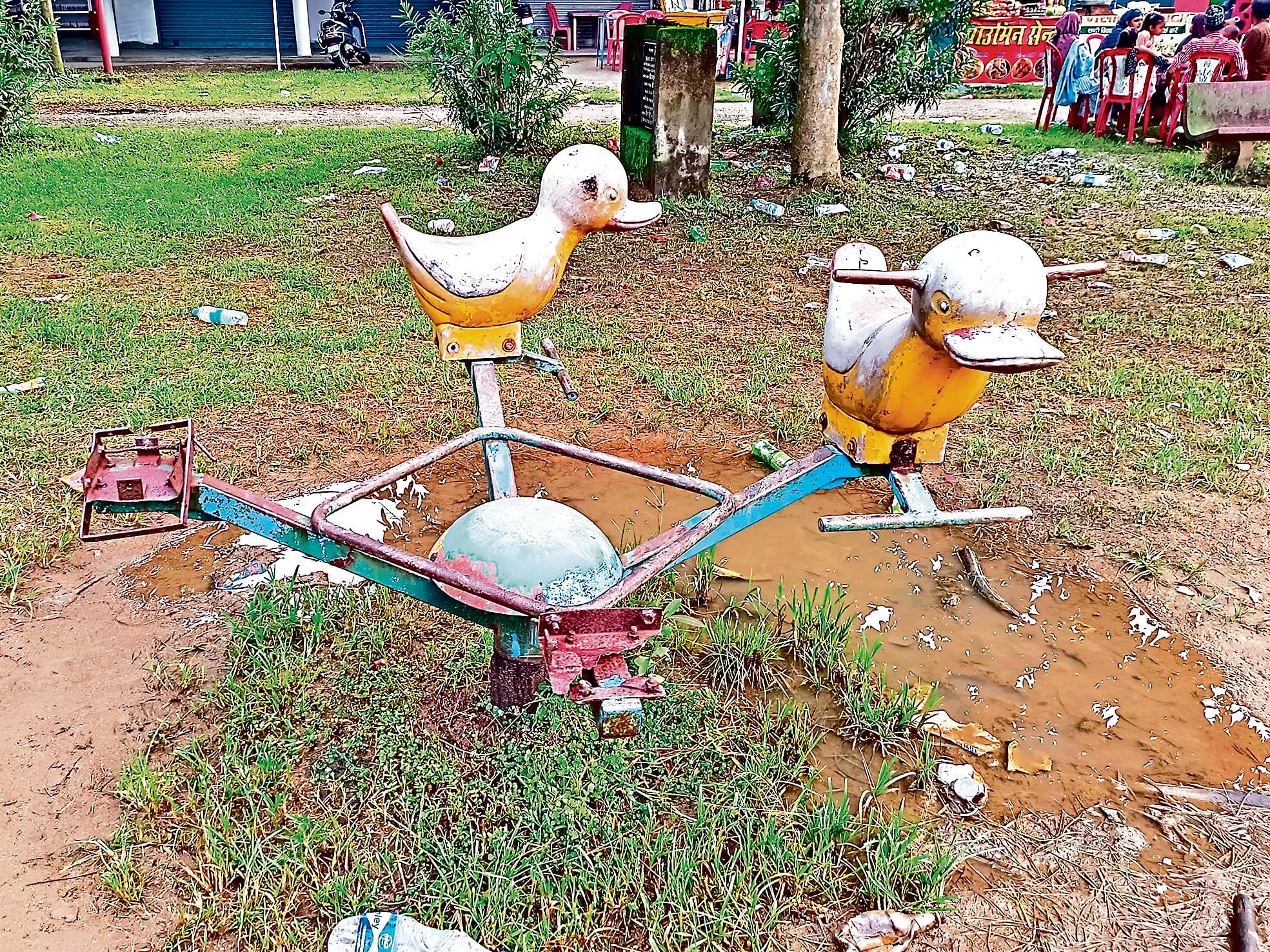 Dhanbad News : बिरसा मुंडा पार्क का मेंटेनेंस करने में नाकाम साबित हो रहा नगर निगम, गंदगी का अंबार, टूट गये सरकारी झूले