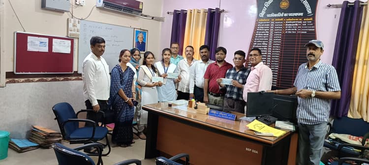 क्रॉसवर्ड प्रतियोगिता के विजेता छात्रों को किया गया सम्मानित