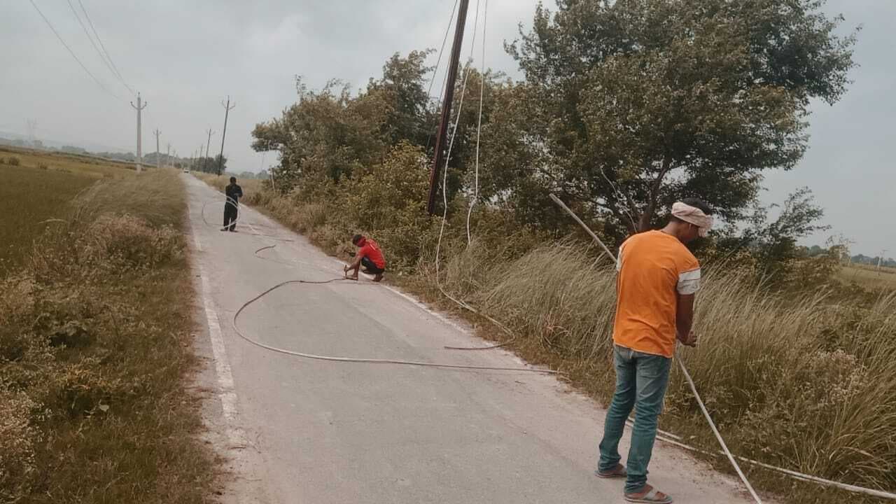 चोरों ने बिजली पोल से तार काटा