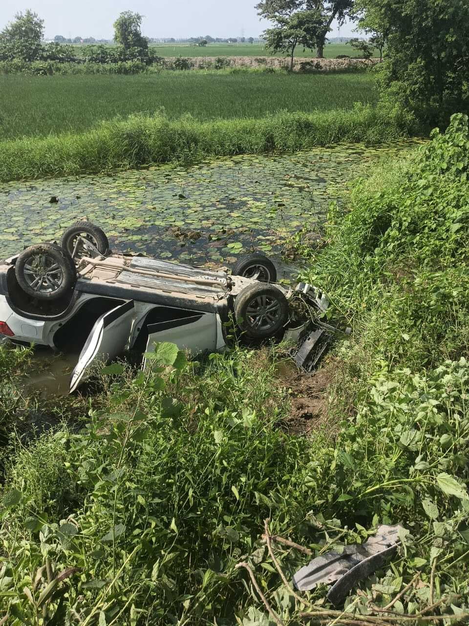 अनियंत्रित होकर पलटी कार