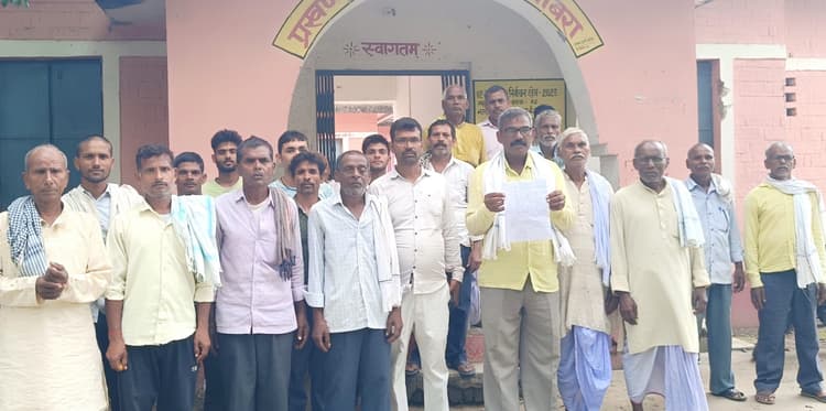 विद्यालय निर्माण की मांग, बीइओ को दिया आवेदन