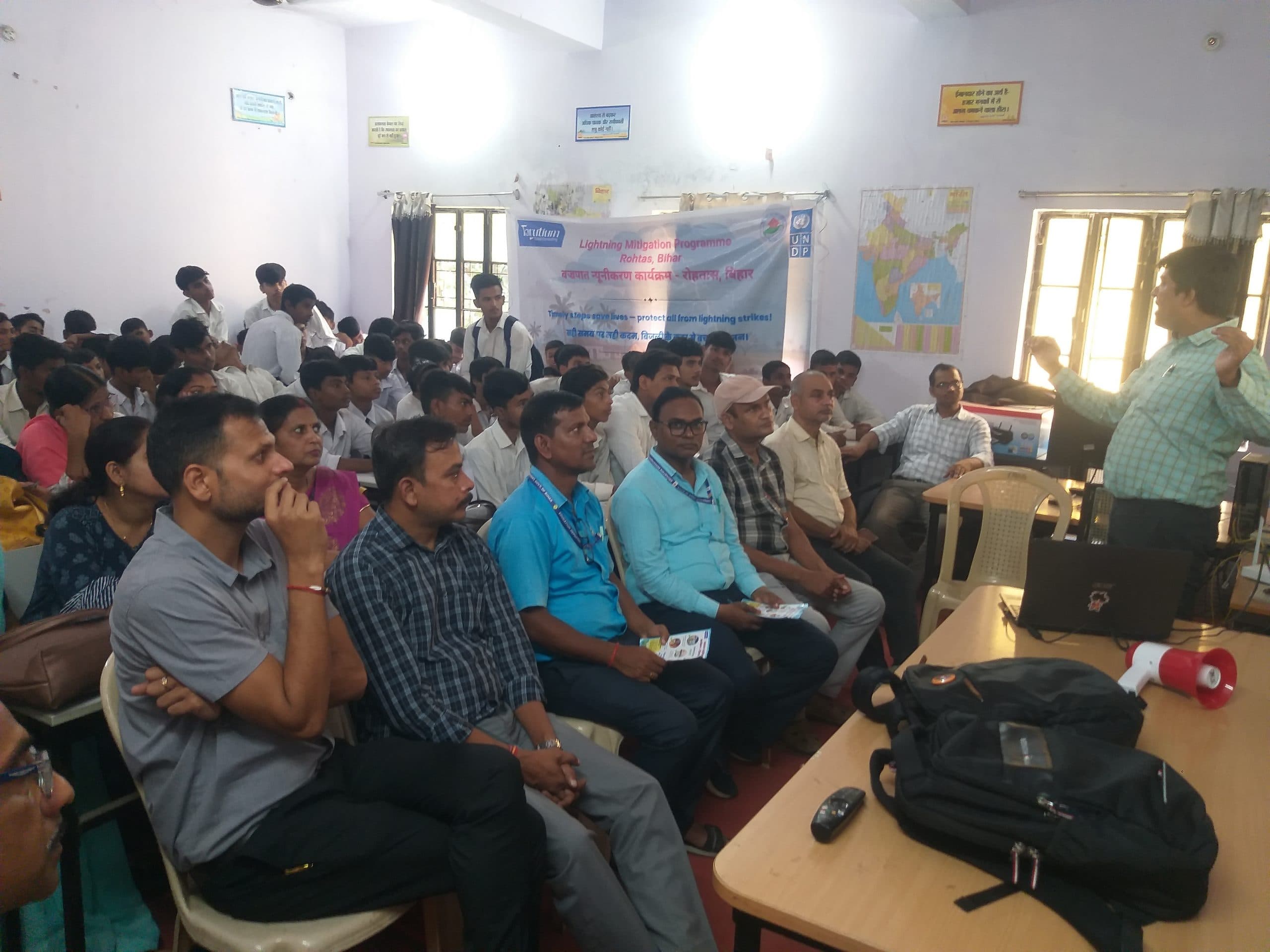 छात्र व शिक्षकों को वज्रपात से सुरक्षा के बारे में दी गयी जानकारी