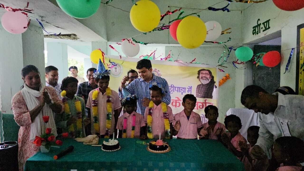 डीसी ने बच्चों को मन लगाकर पढ़ने के लिए किया प्रेरित