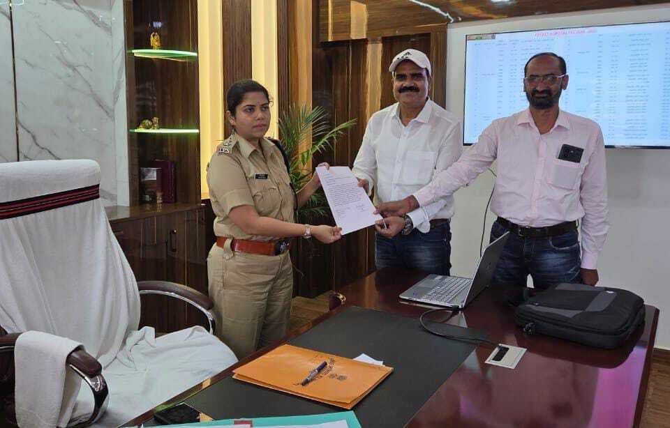 रेलवे आवास में चोरी मामले में एसपी को दिया आवेदन
