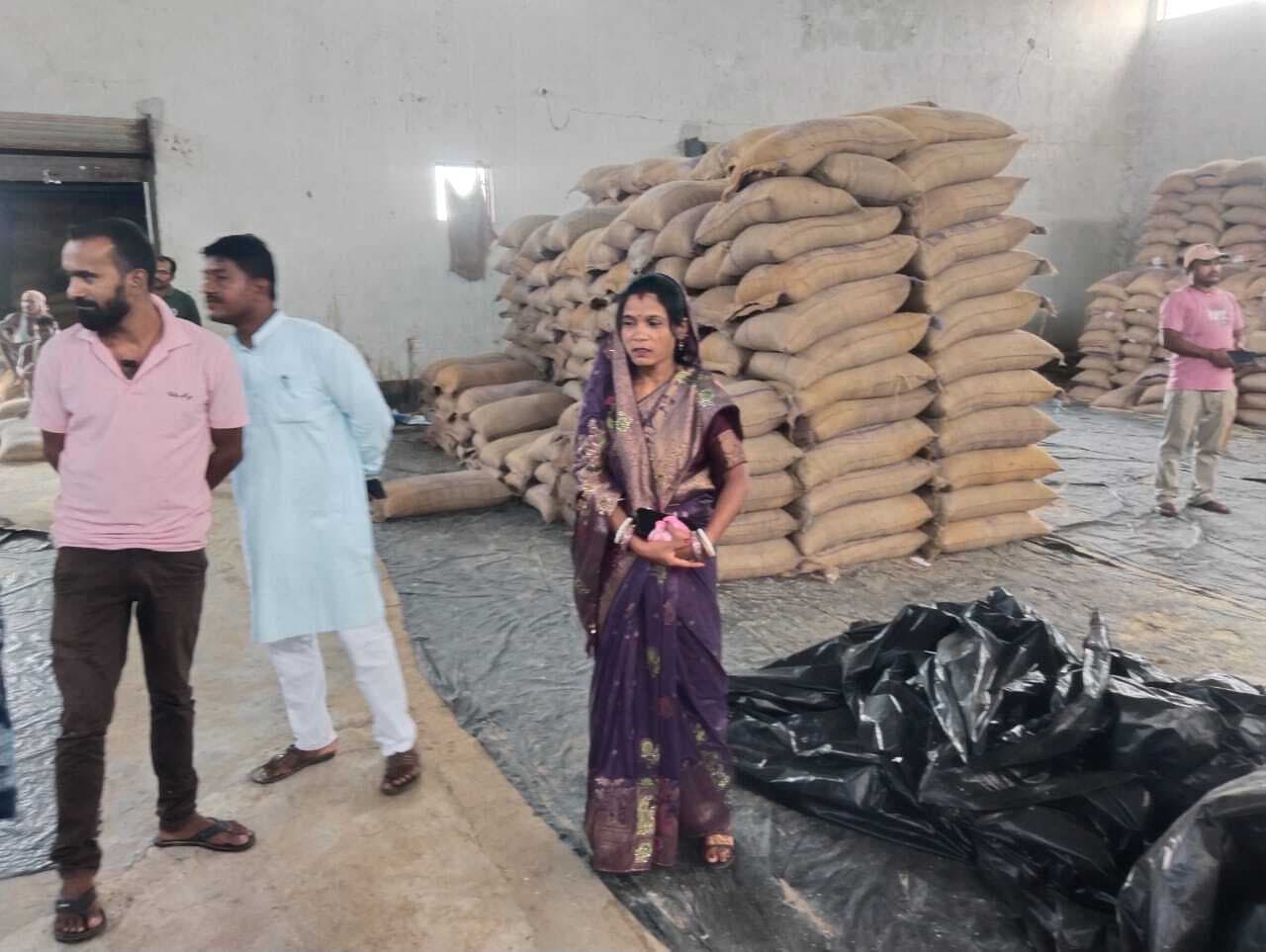 hajipur news. एसएफसी गोदाम से बिना वजन किये डीलरों को खाद्यान देने पर प्रमुख ने जतायी नाराजगी