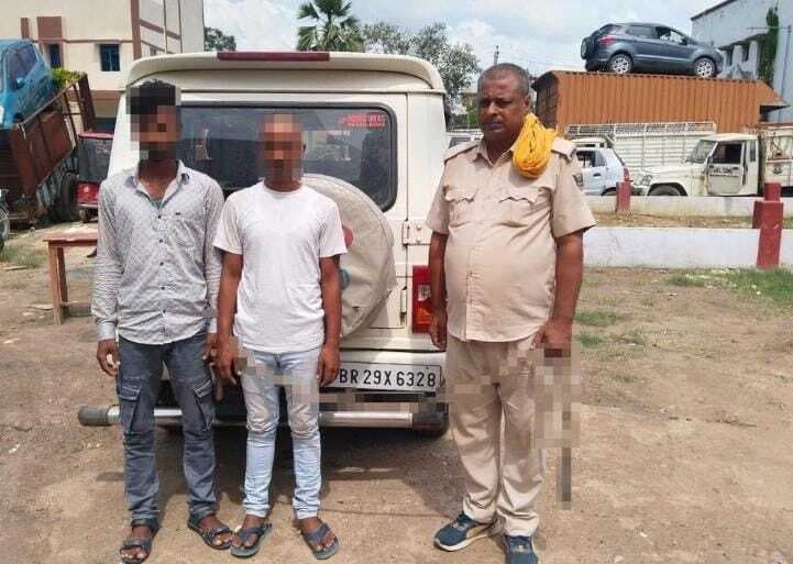 कुचायकोट में चोरी की बोलेरो के साथ दो अभियुक्त धराये