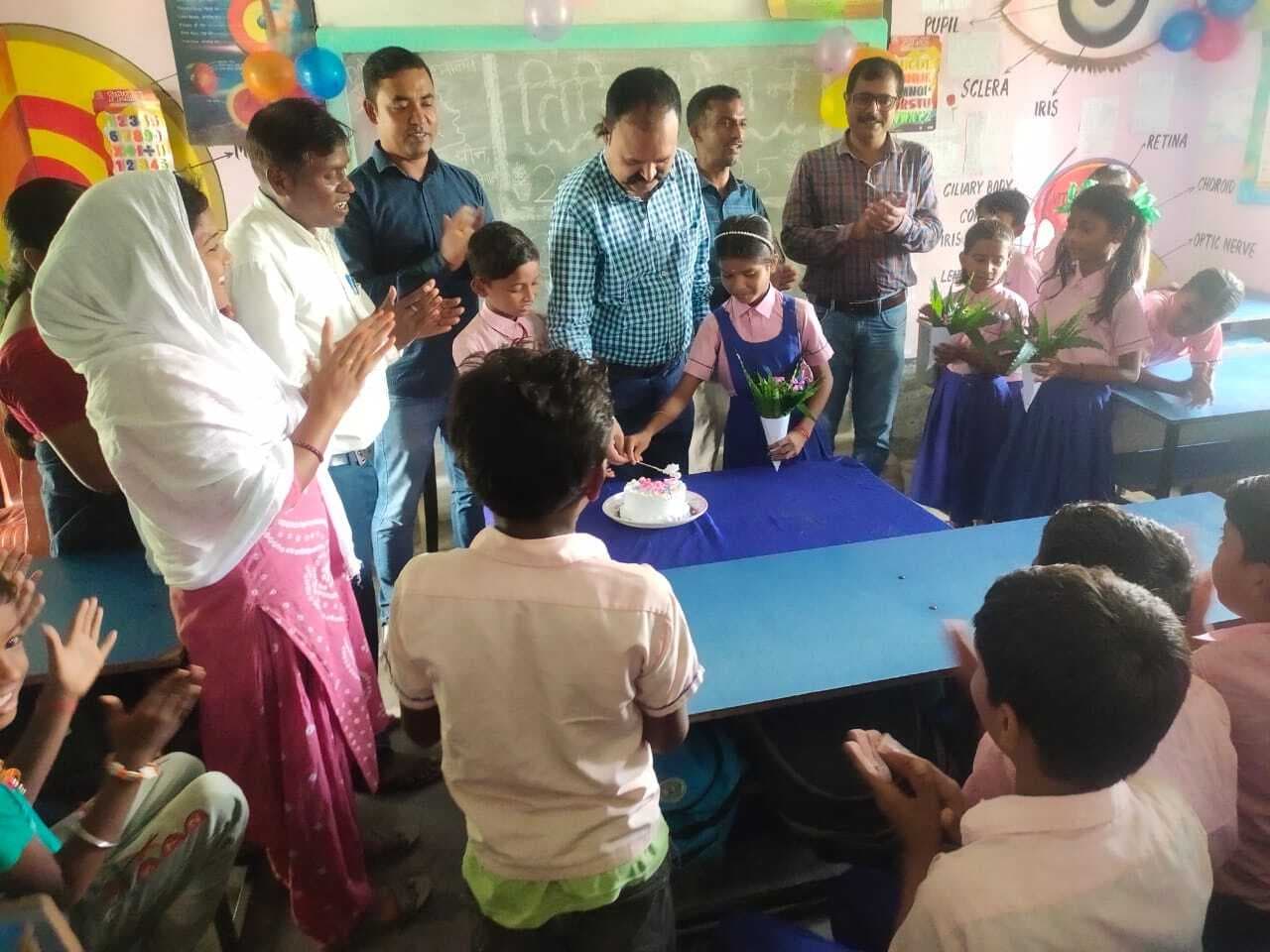 स्कूल में केक काटकर बच्चों का मनाया गया जन्मदिन