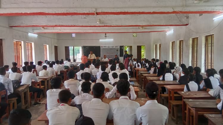 सुपौल अभियंत्रण महाविद्यालय के स्टार्टअप सेल ने उच्च विद्यालय में किया आउटरीच कार्यक्रम