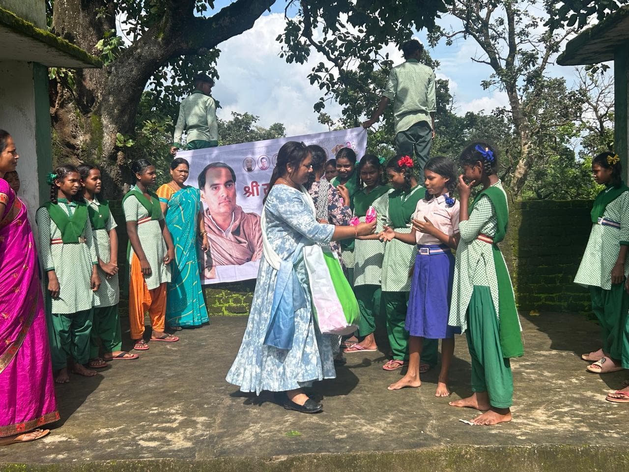 महिला कांग्रेस ने बिरहोर कॉलोनी में किया सेनेटरी नैपकिन का वितरण