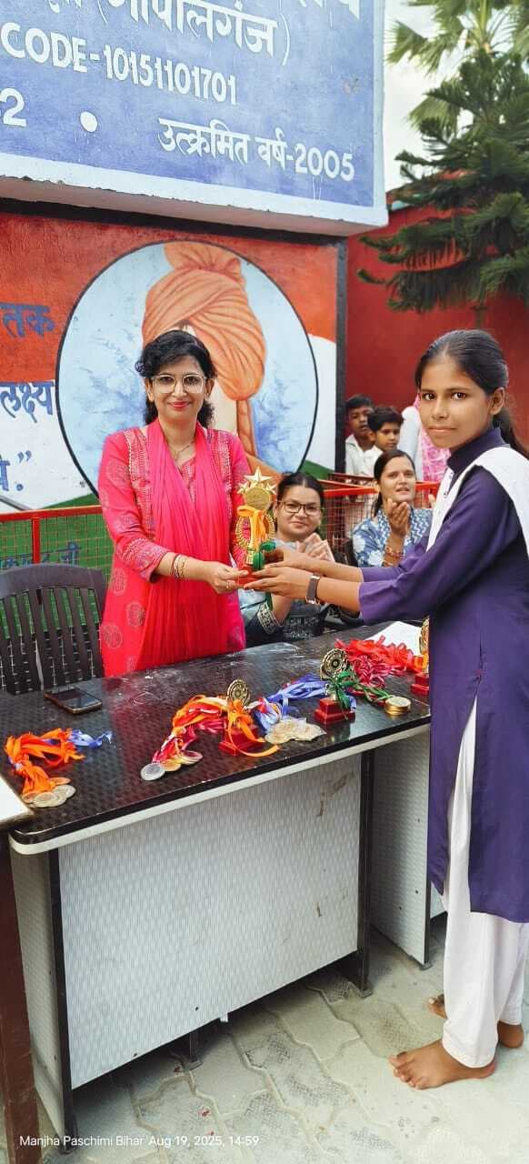 कार्यक्रम में उत्कृष्ट प्रदर्शन करने वाले छात्र-छात्राओं को किया गया पुरस्कृत