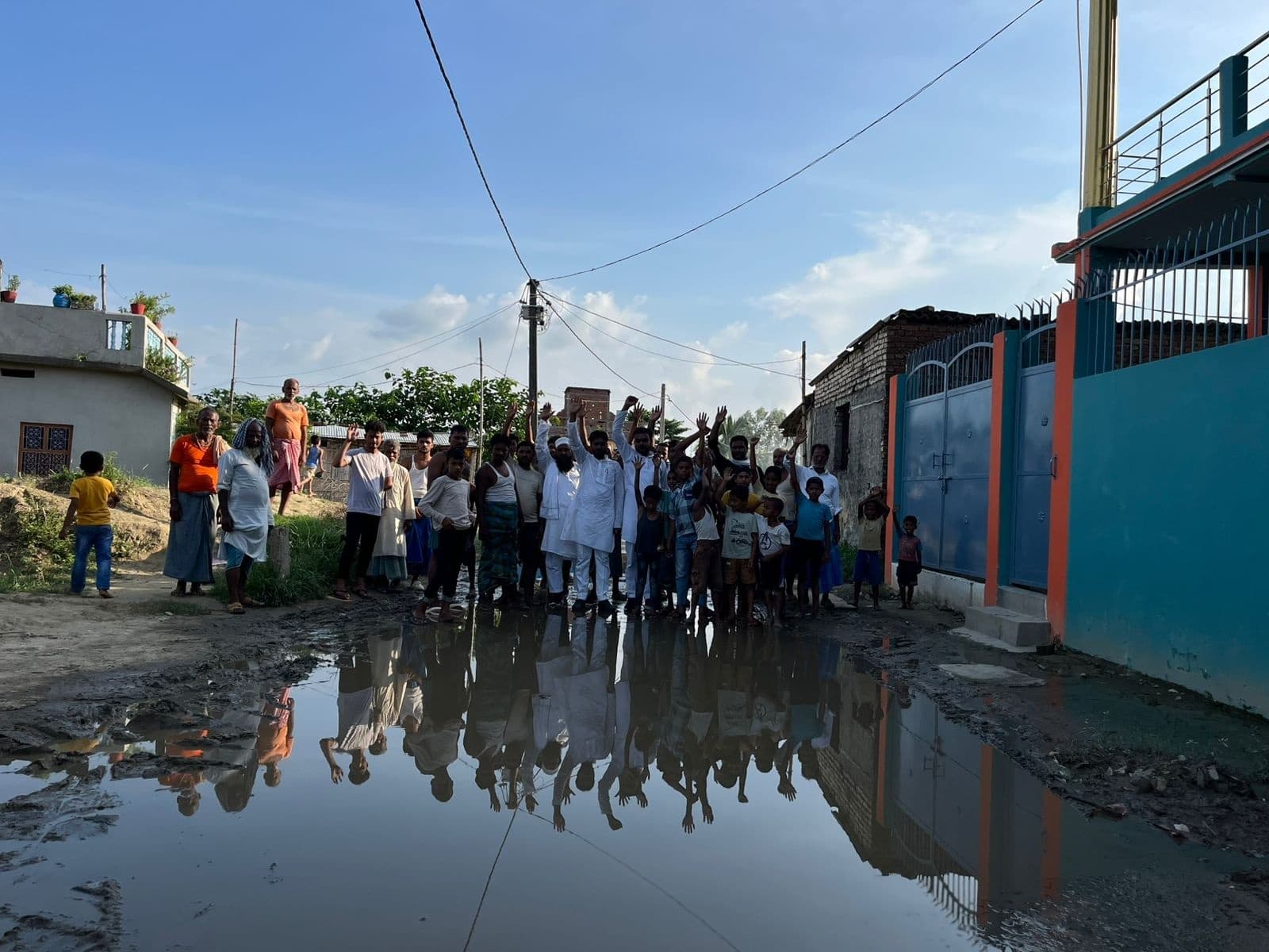 Motihari: जल-जमाव के निदान को ले ग्रामीणों ने किया प्रदर्शन