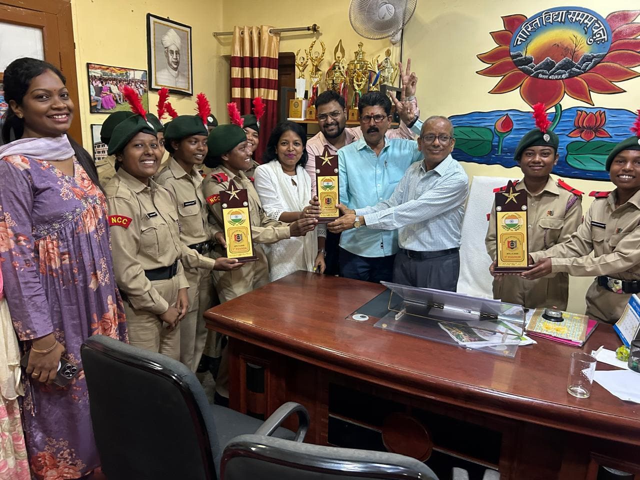 पुरस्कार प्राप्त करने पर एनसीसी गर्ल्स कैडेट को दी शुभकामनाएं