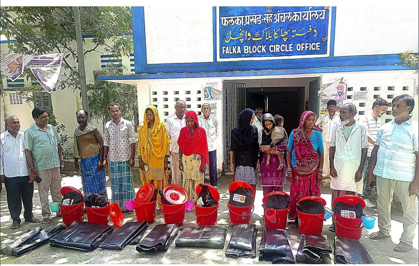 आपदा राहत योजना,अग्नि पीड़ित परिवारों को मिला 12-12 हजार का चेक