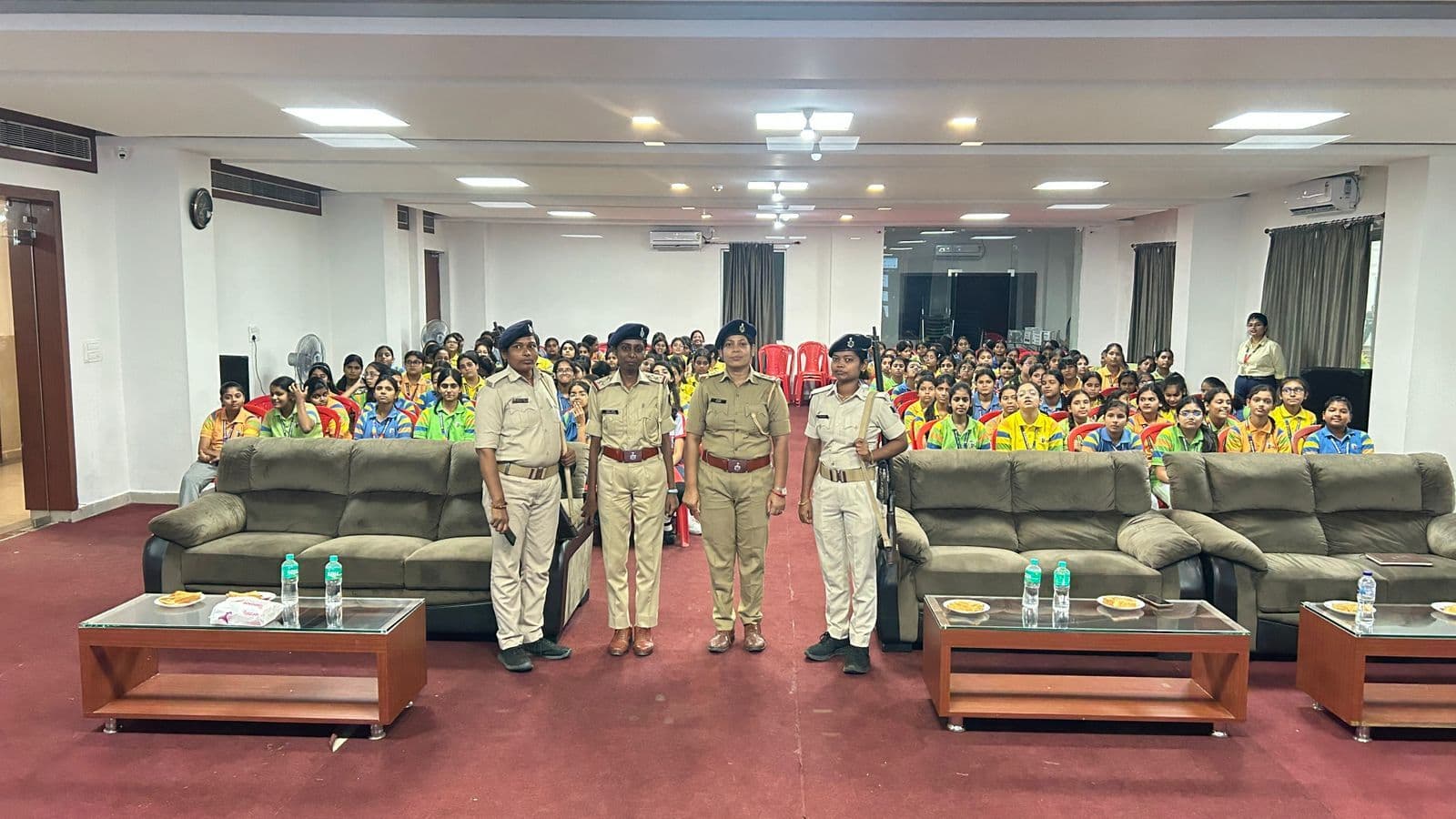 उमवि में महिला सुरक्षा को लेकर छात्रों से की जनसंवाद