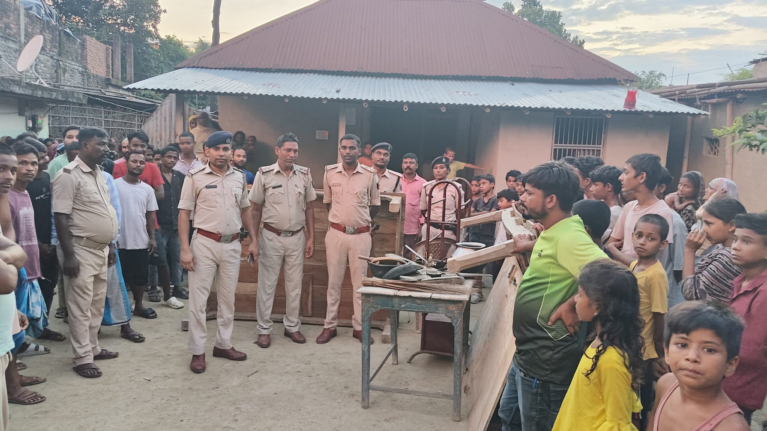 नाबालिग से यौन शोषण करने के आरोप, घर से कुर्की