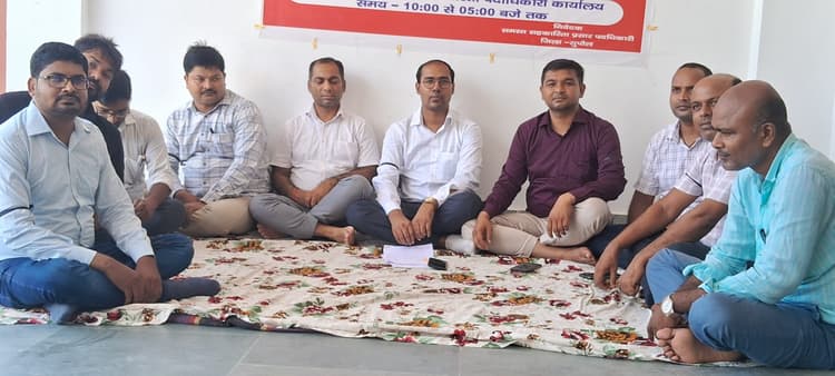 सहकारिता प्रसार पदाधिकारियों ने किया विरोध प्रदर्शन, विभागीय भेदभाव के खिलाफ धरना