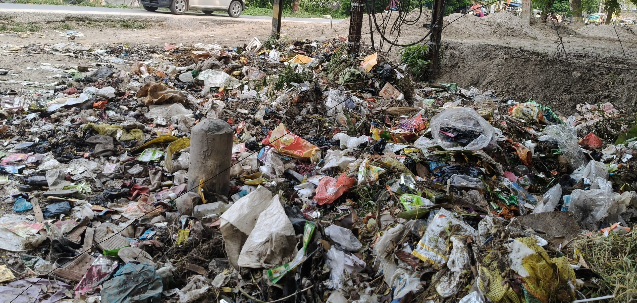 नेहरू चौक पर कचरा डंप होने से स्थिति नारकीय, ईओ ने कहा- जल्द होगा निस्तारण