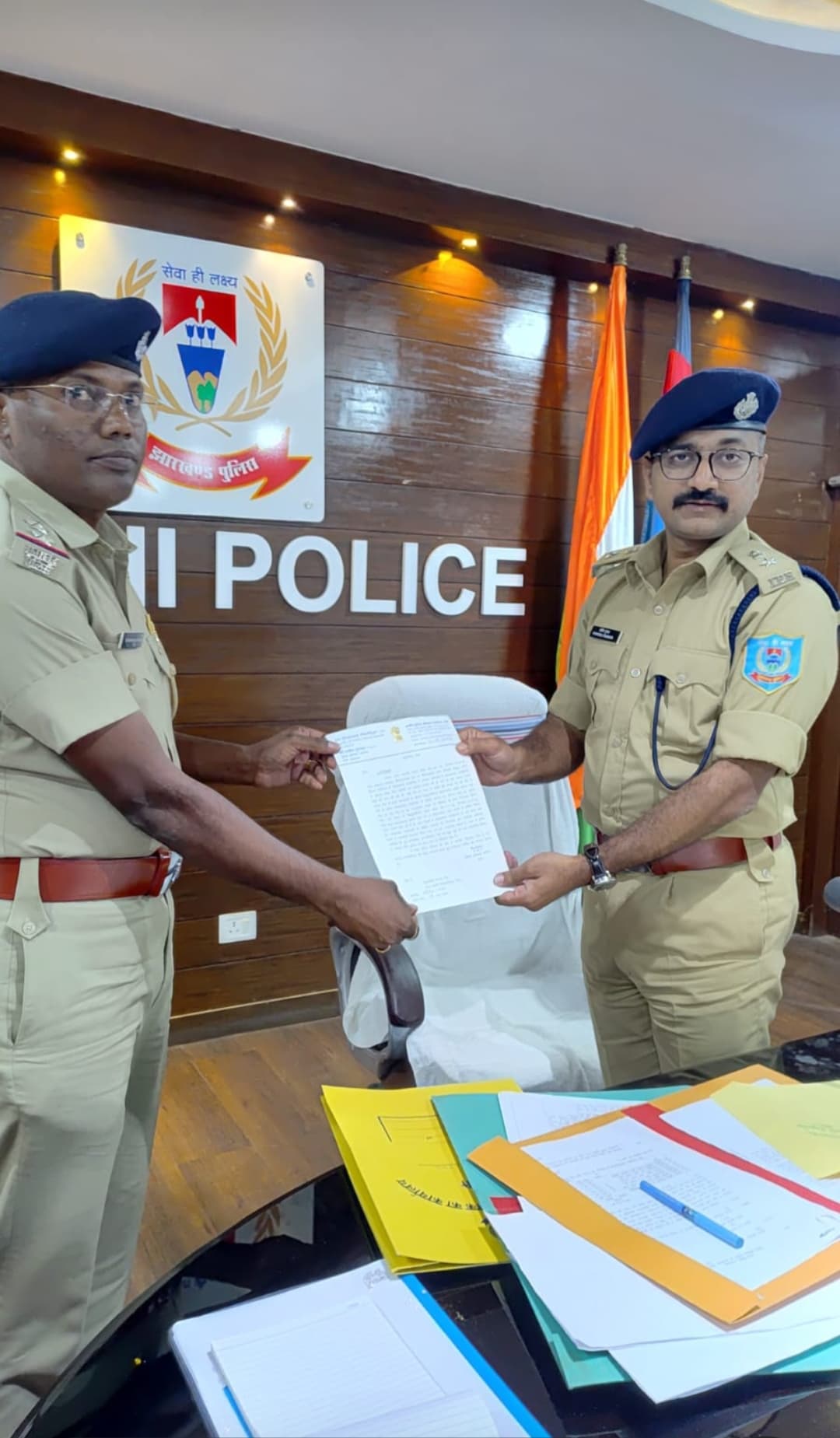 थाना प्रभारी धनंजय बैठा को उत्कृष्ट कार्य के लिए एसपी ने किया सम्मानित
