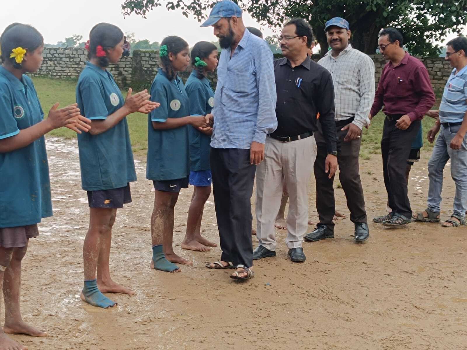 कर्रा में फुटबॉल, हॉकी, खो-खो और कबड्डी खेल का आयोजन