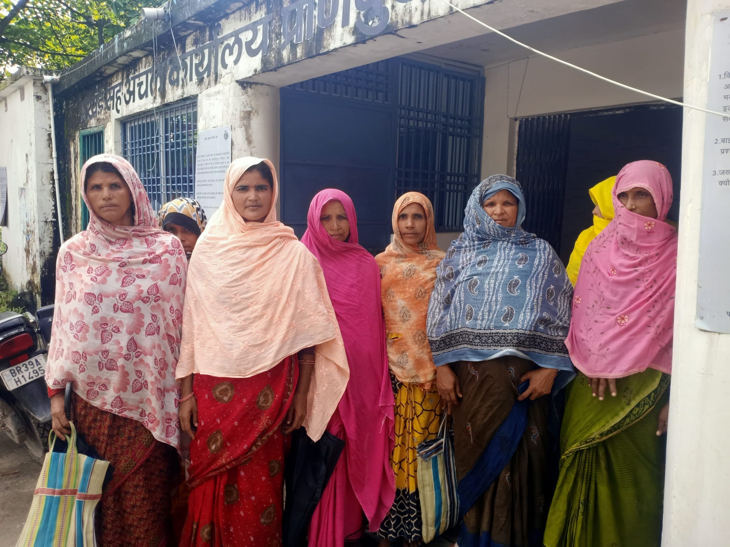 बाढ़ प्रभावित महिलाएं मुआवजा की मांग को लेकर सीओ कार्यालय पहुंची