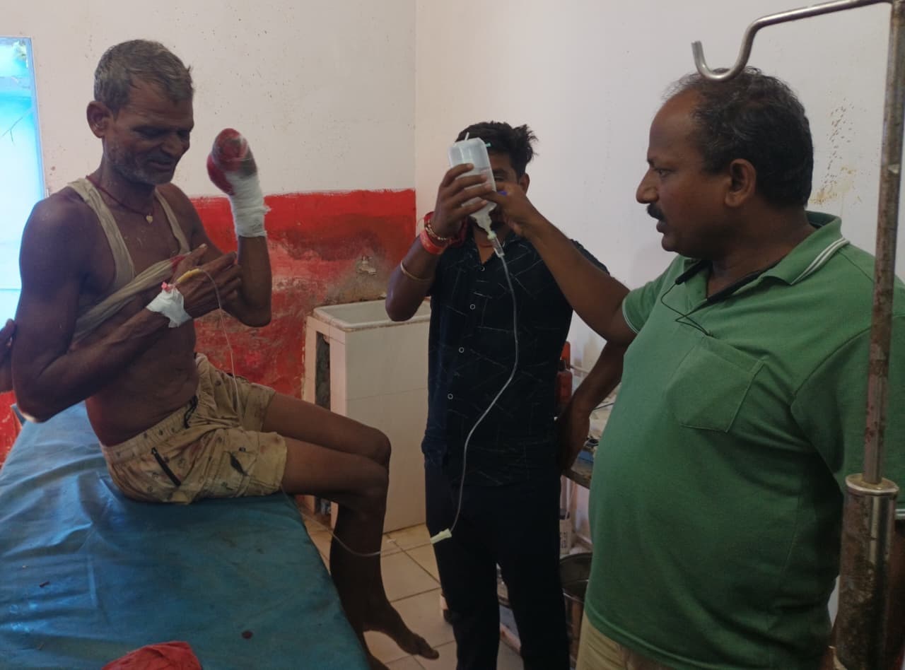 चारा मशीन की चपेट में आने से एक व्यक्ति जख्मी, रेफर