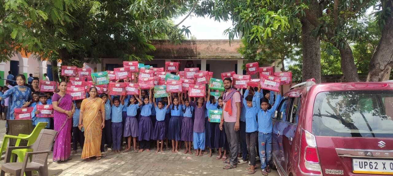 छात्रों को निःशुल्क पाठ्य सामग्री दी गयी