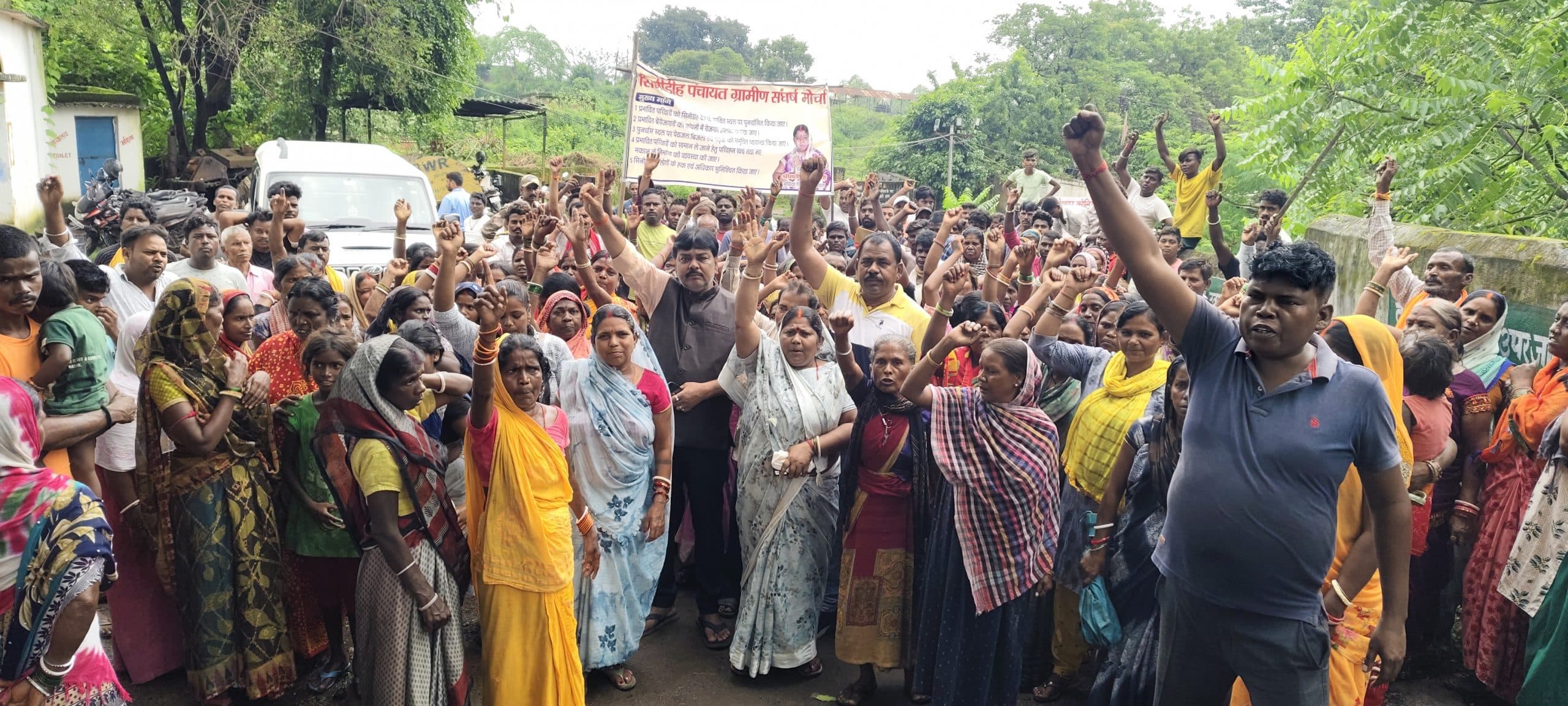 Dhanbad News : महेशपुर आउटसोर्सिंग के विस्तार के खिलाफ ग्रामीणों ने किया प्रबंधन का घेराव