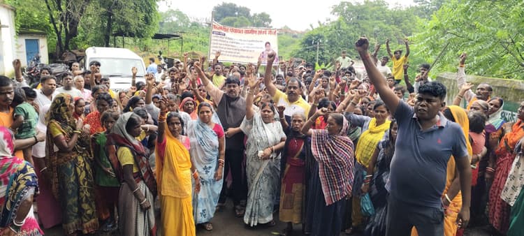 Dhanbad News : महेशपुर आउटसोर्सिंग के विस्तार के खिलाफ ग्रामीणों ने किया प्रबंधन का घेराव