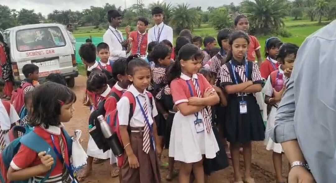 बच्चों ने रोका बालू लोड ट्रैक्टर, कहा खराब सड़क से स्कूल जाना मुश्किल