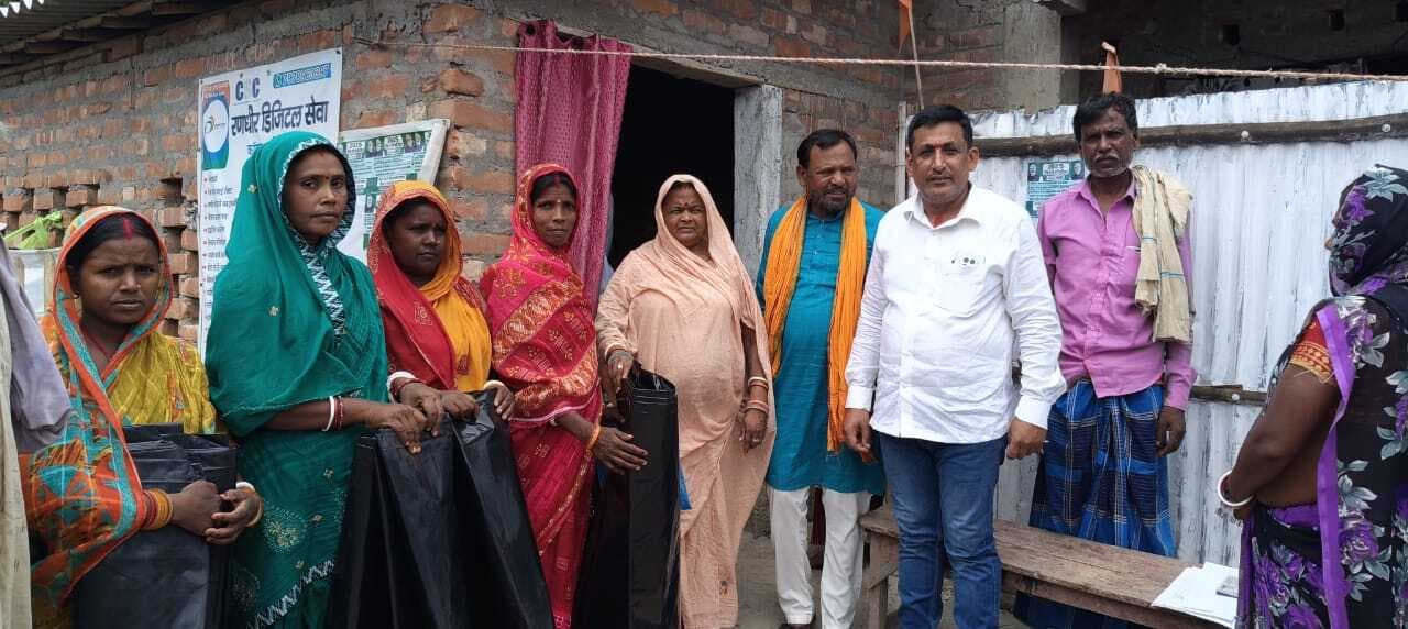 मनिहारी में बाढ़ पीड़ितों के बीच पाॅलीथीन का किया गया वितरण