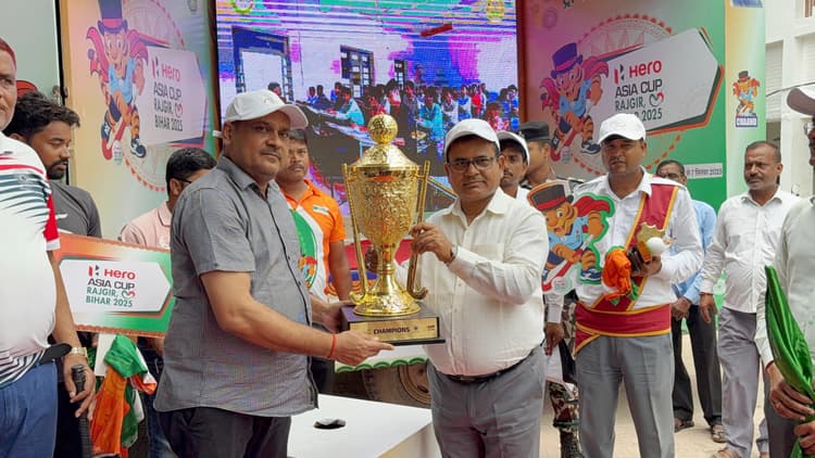 हॉकी हीरो एशिया कप की ट्रॉफी पहुंची औरंगाबाद