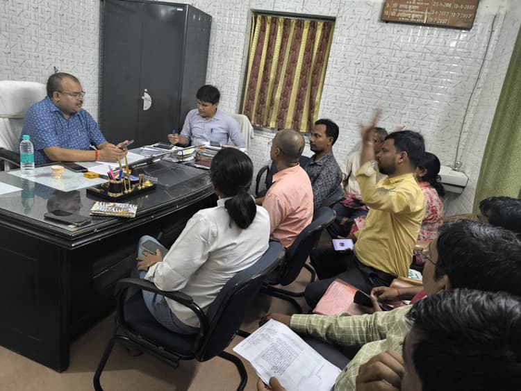 एसआईआर को लेकर प्रखंड कार्यालय में बीएलओ की हुई बैठक