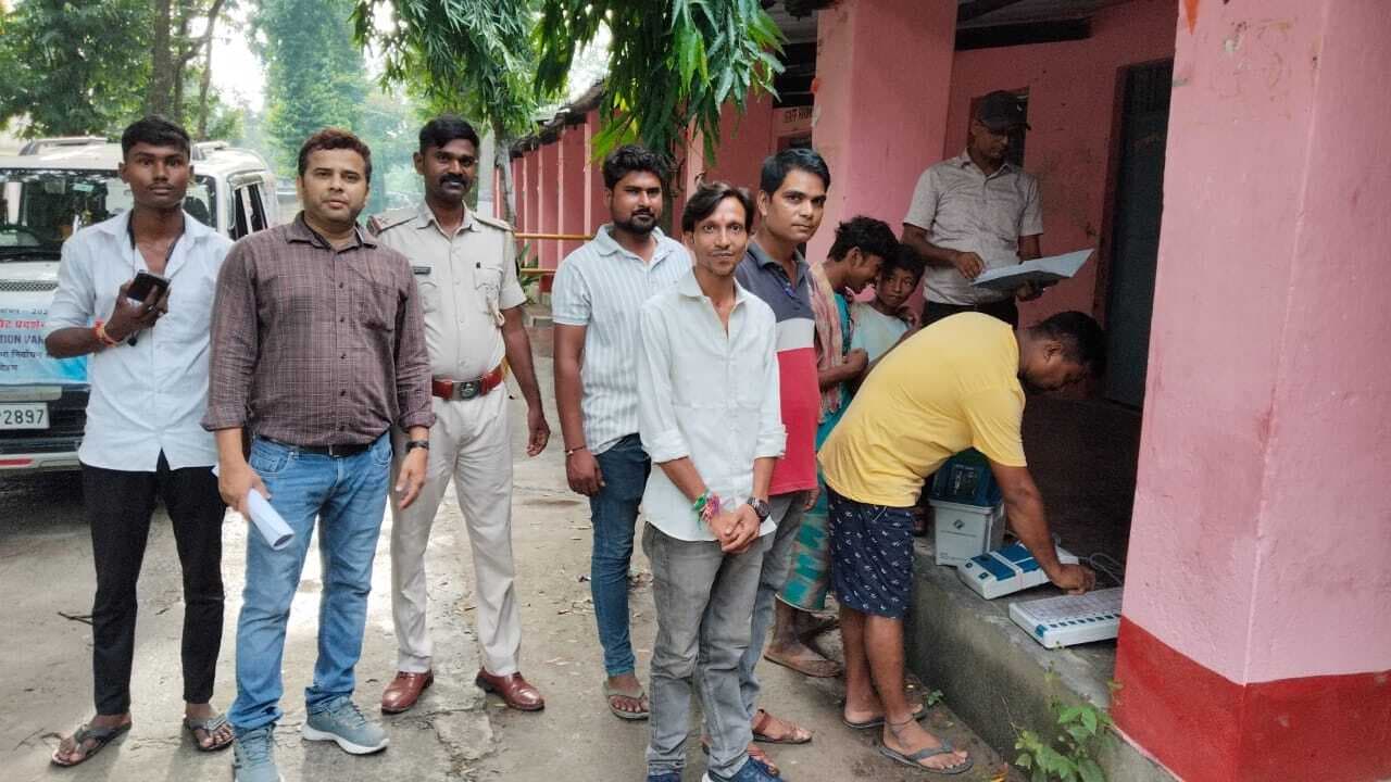 कोढ़ा में मतदाताओं को ईवीएम व वीवीपैट को लेकर किया जा रहा जागरूक