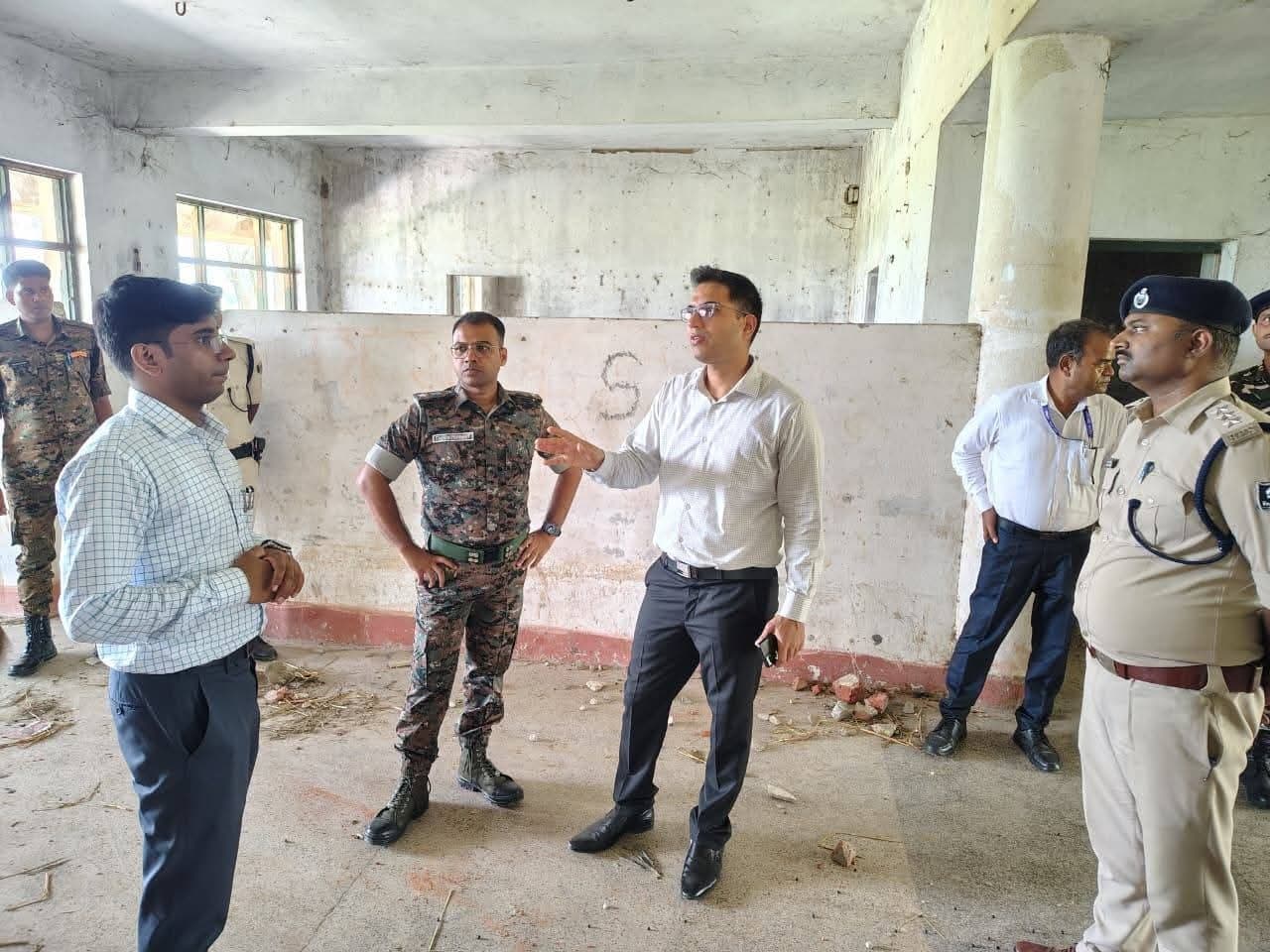 Motihari: डीएम व एसपी ने किया डिस्पैच सेंटर का निरीक्षण