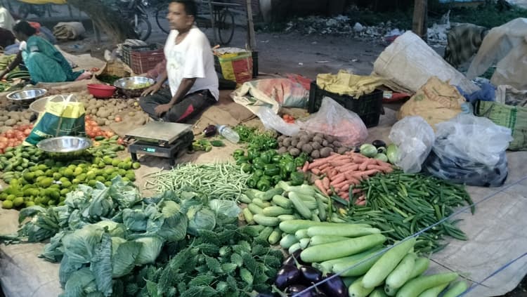 ओके ::: सब्जियों के दाम आसमान पर, गोभी 120, मूली भी 100