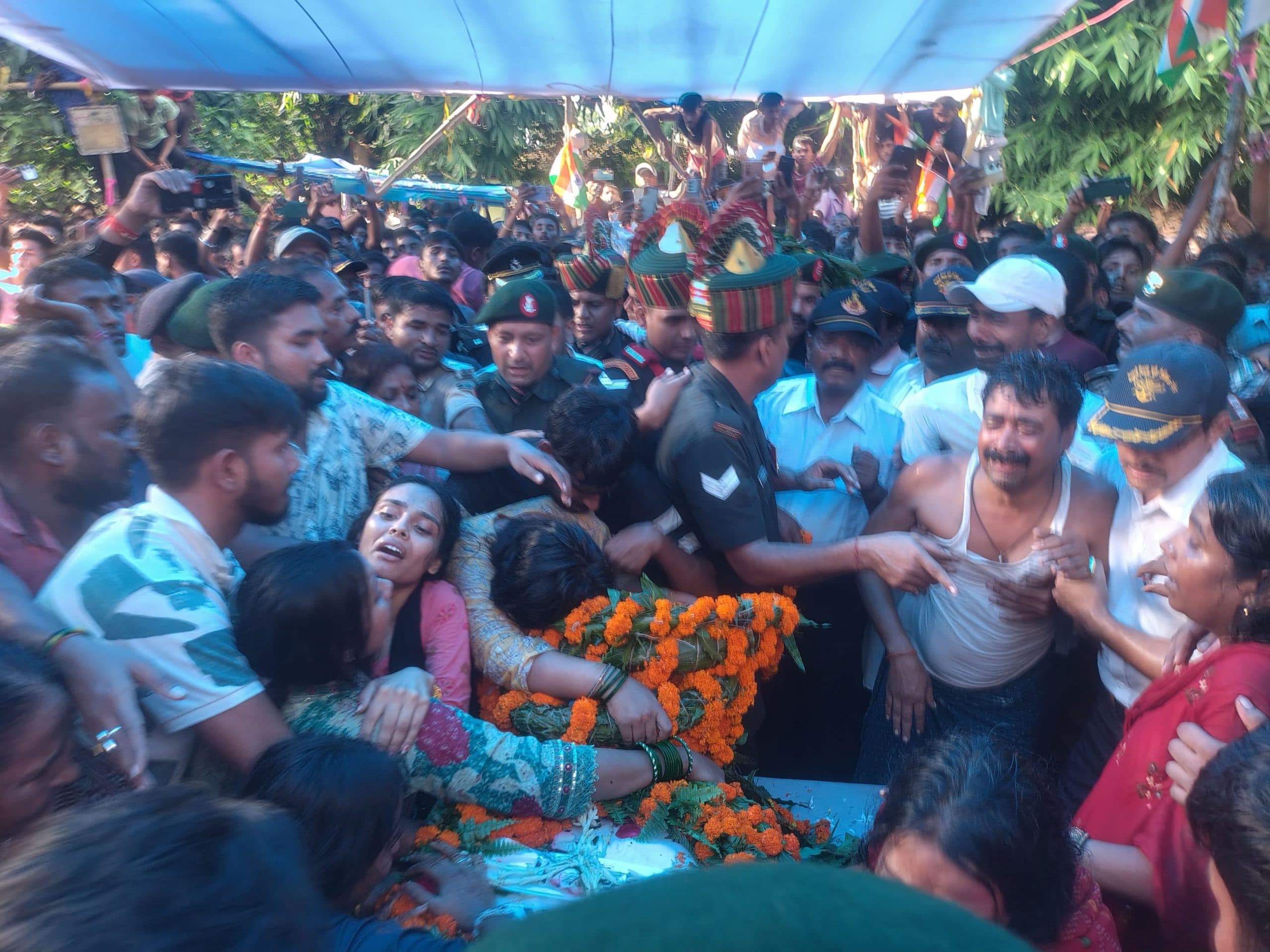 hajipur news. शहीद जवान को अंतिम विदाई देने कोनहारा घाट पर पहुंचा लोगों का हुजूम