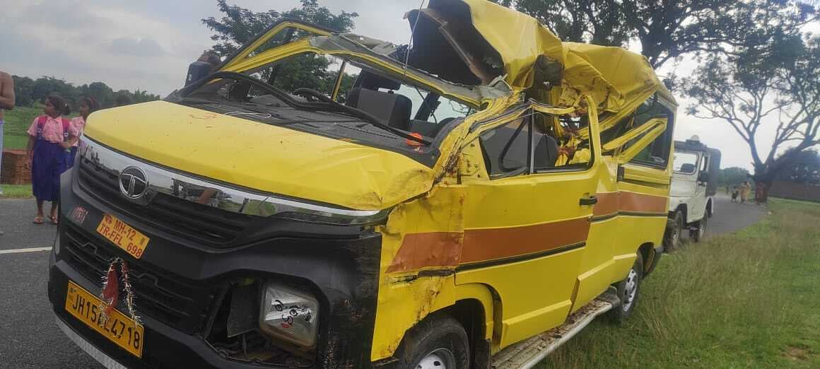 Deoghar news : बच्चों को घर छोड़ने जा रहा स्कूल वाहन पेड़ से टकराया, एक छात्र गंभीर रूप से घायल