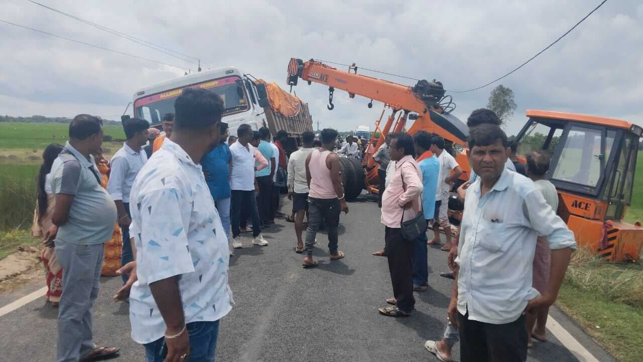 दुमका-पाकुड़ और रानीश्वर-आमजोड़ा मार्ग पर वाहनों के फंसने से घंटों रहा जाम