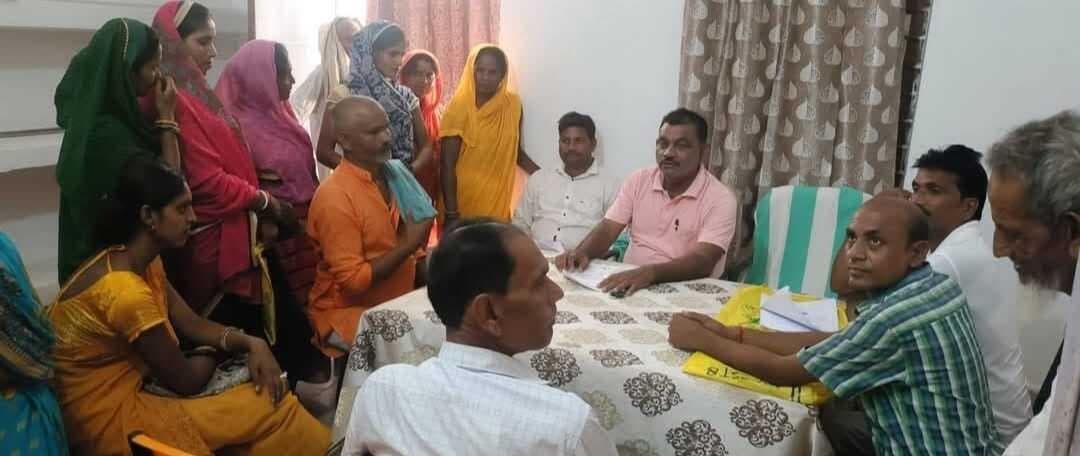 जनता दरबार लगाकर लोगों की समस्याओं को सुना