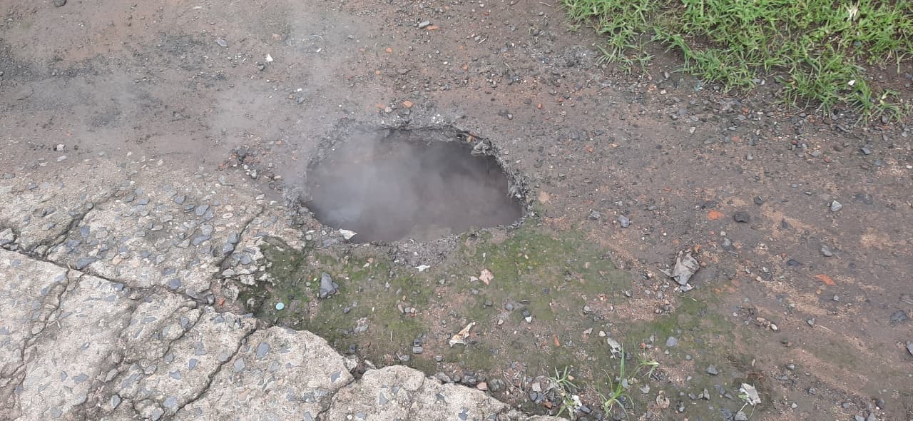 Dhanbad News : बांसजोड़ा में बंद निजी स्कूल के सामने बना गोफ, गैस रिसाव