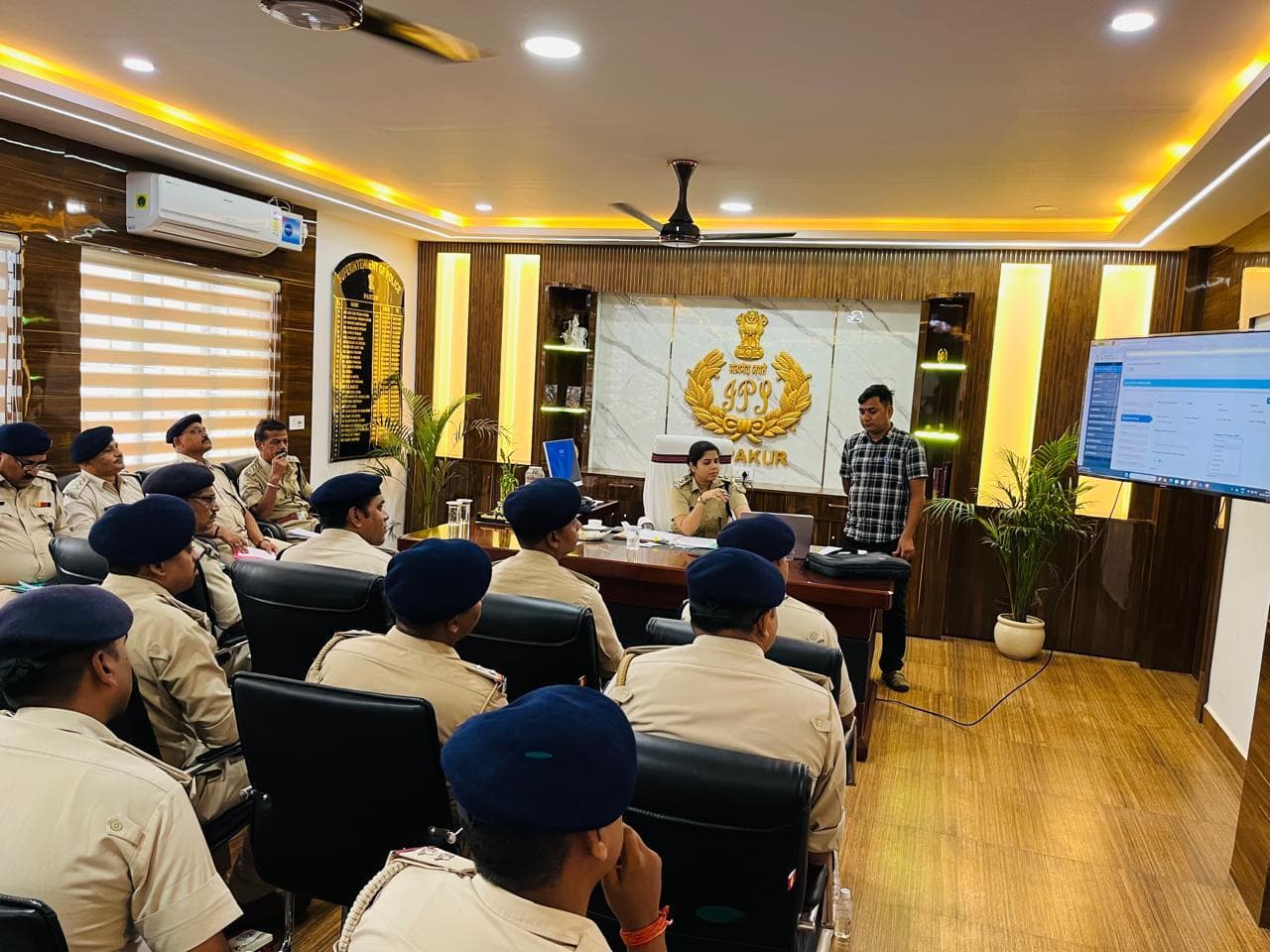 जिले में चोरी की बढ़ती घटनाओं पर लगायें अंकुश